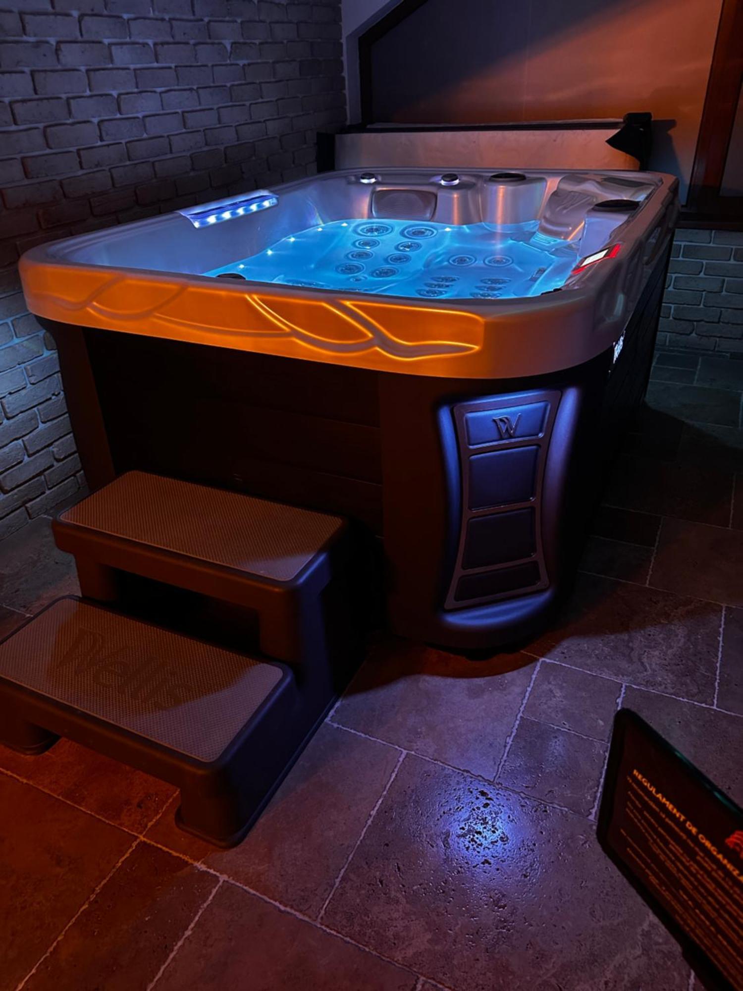 The Residence Central Jacuzzi Boutique (Adults Only) Κλουζ-Ναπόκα Εξωτερικό φωτογραφία