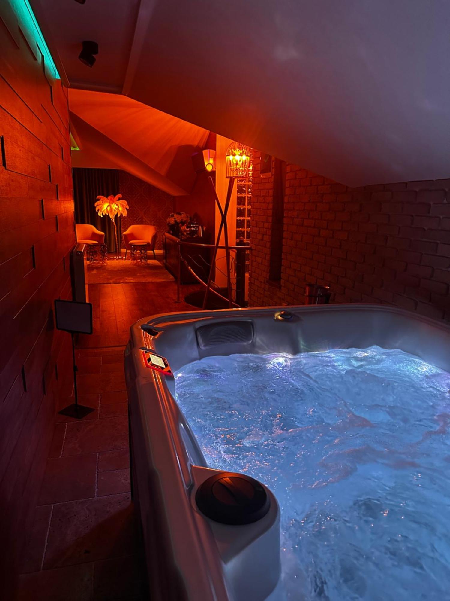 The Residence Central Jacuzzi Boutique (Adults Only) Κλουζ-Ναπόκα Εξωτερικό φωτογραφία