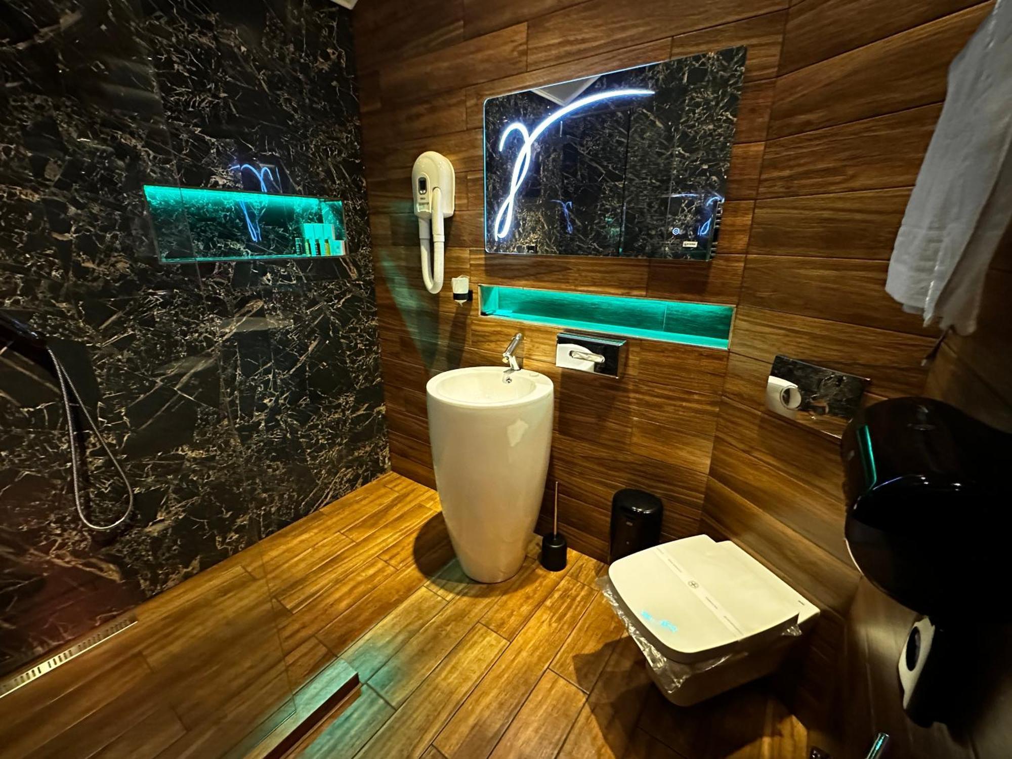 The Residence Central Jacuzzi Boutique (Adults Only) Κλουζ-Ναπόκα Εξωτερικό φωτογραφία