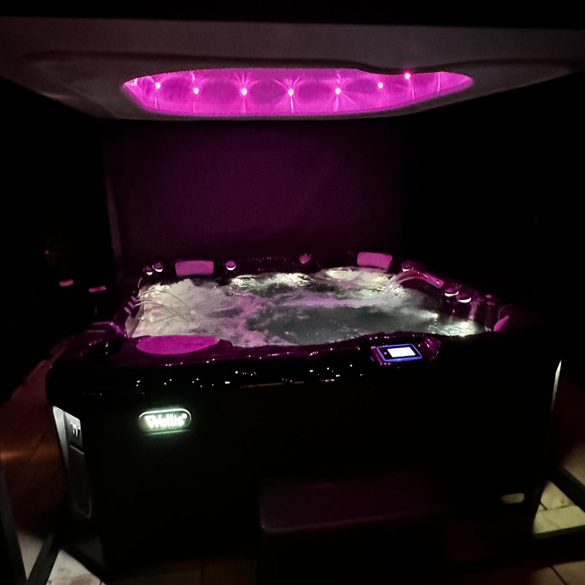 The Residence Central Jacuzzi Boutique (Adults Only) Κλουζ-Ναπόκα Εξωτερικό φωτογραφία